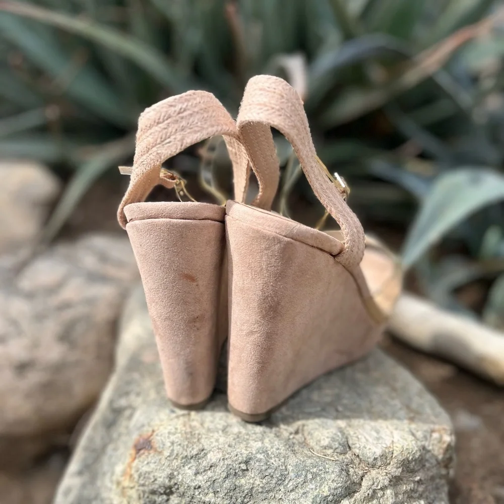 OLIVIA FERGUSON | Chic Tan Wedge Sandals 9